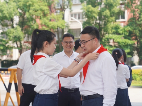 徐云赴信懋小學(xué)開展“六一”節(jié)慰問